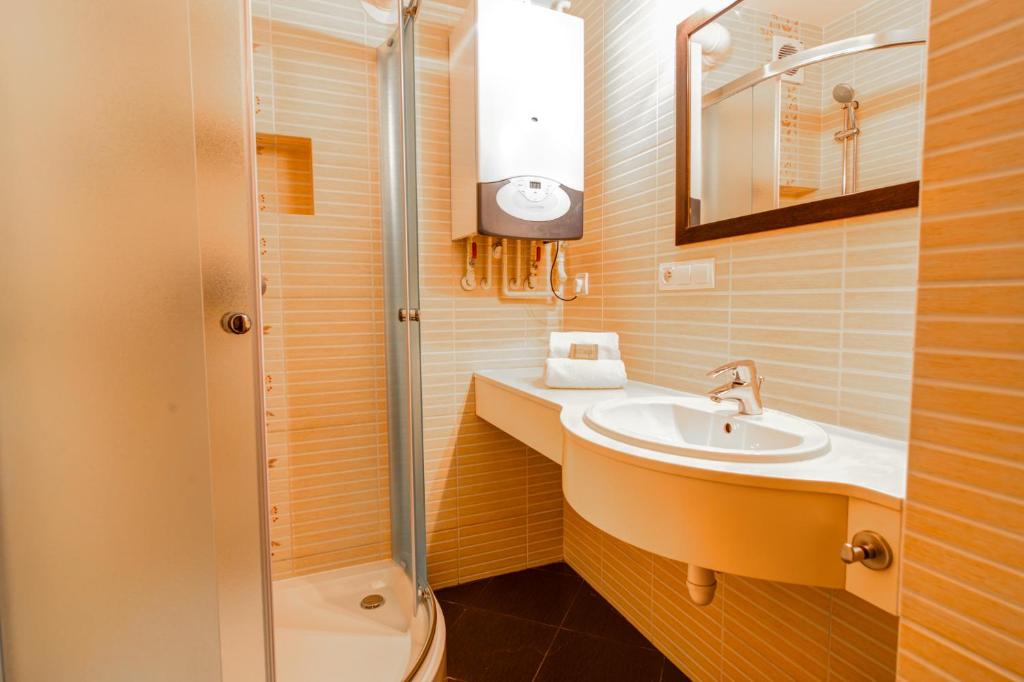 Kúpeľňa v ubytovaní Krynica Apartamenty Studio Centrum 62 Parking