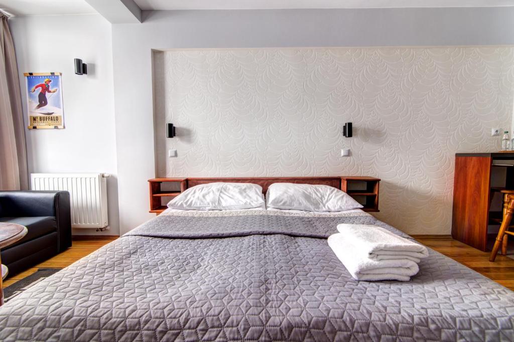 Posteľ alebo postele v izbe v ubytovaní Krynica Apartamenty Studio Centrum 62 Parking