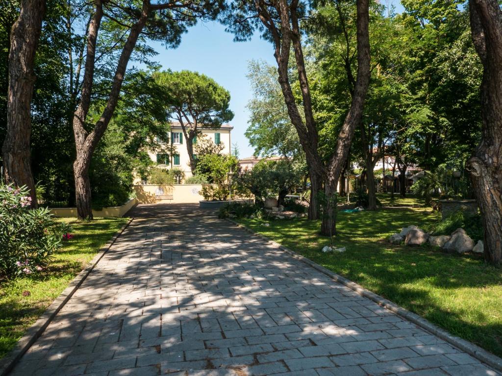 A garden outside Villa Bellini Room&Breakfast