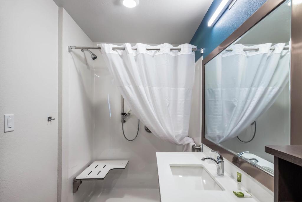 WoodSpring Suites Portland Vancouver - Chambre Queen Avec Douche Accessible - Non-fumeurs