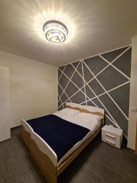 sypialnia z dużym łóżkiem i sufitem w obiekcie Agriturismo Ca Novak Venezia w mieście Spinea