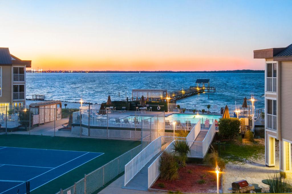 una vista sull'acqua da un balcone di un edificio di Soundside Holiday Beach Resort a Pensacola Beach