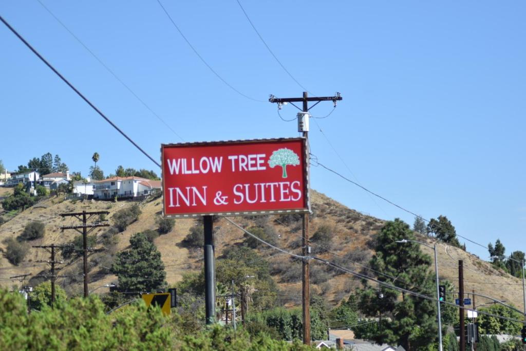 un panneau indiquant une auberge et des suites de saules dans l'établissement Willow Tree Inn & Suites, à Sun Valley