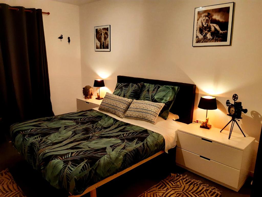 una camera con letto e scrivania con macchina fotografica di La petite Savane a Ostenda