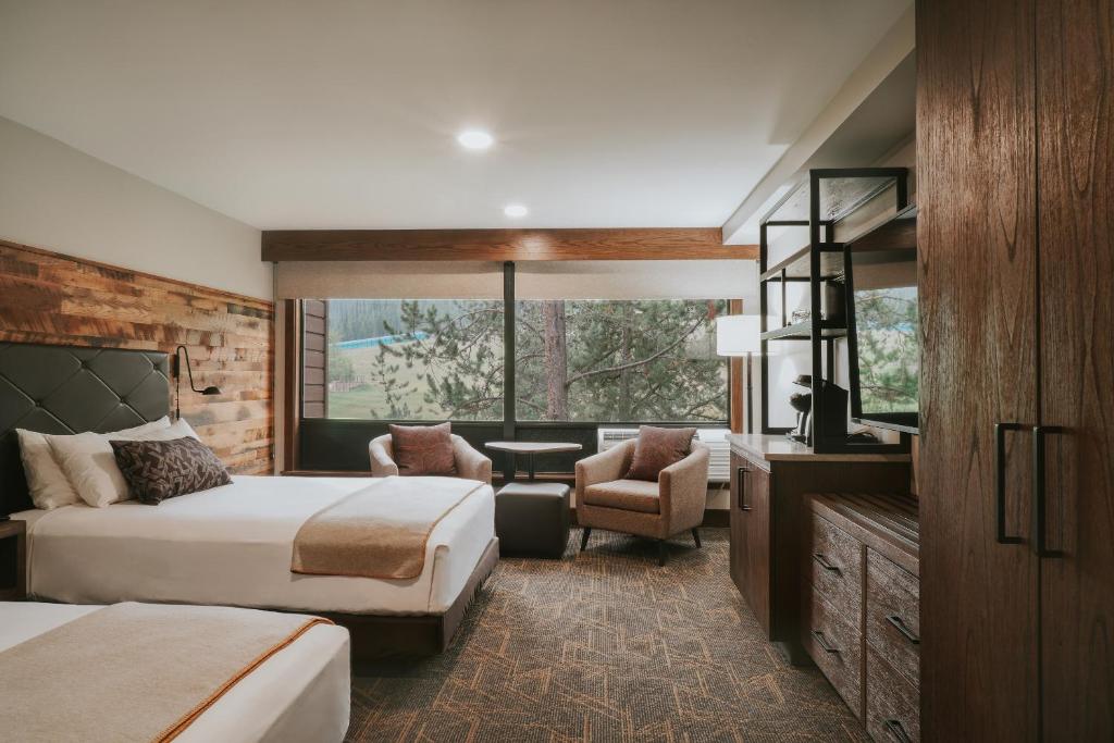 Huntley Lodge at Big Sky Resort في بيغ سكاي: غرفه فندقيه سريرين وتلفزيون