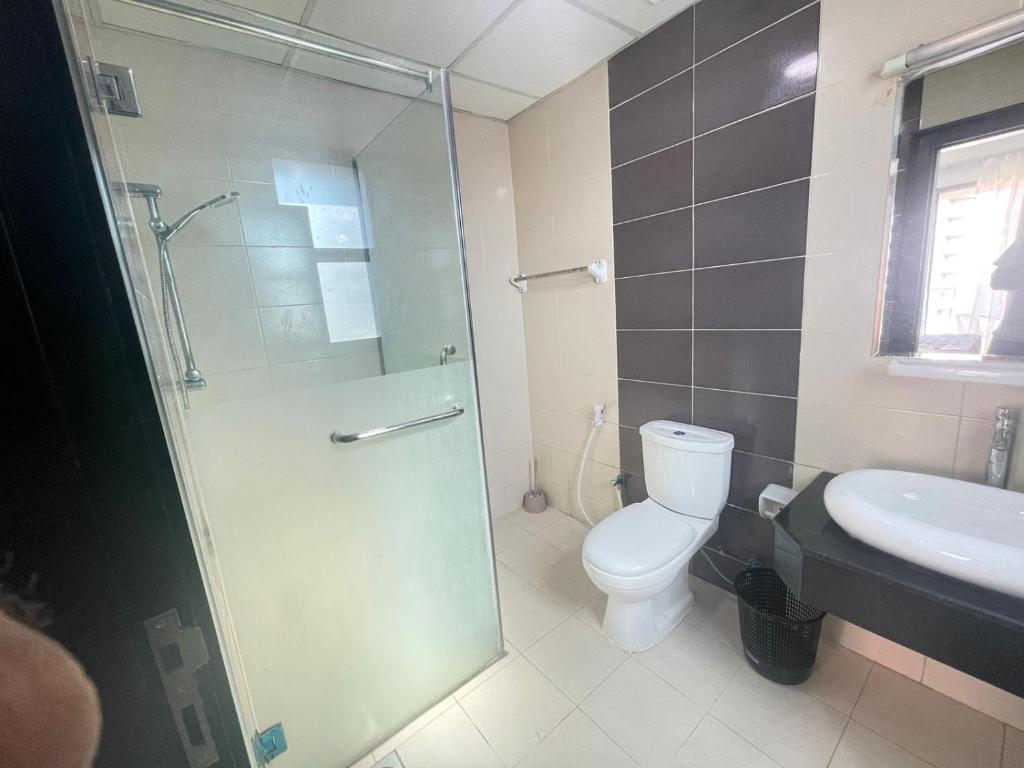 Vonios kambarys apgyvendinimo įstaigoje Luxury Room with Marina view close to JBR Beach and Metro with Shared Kitchen