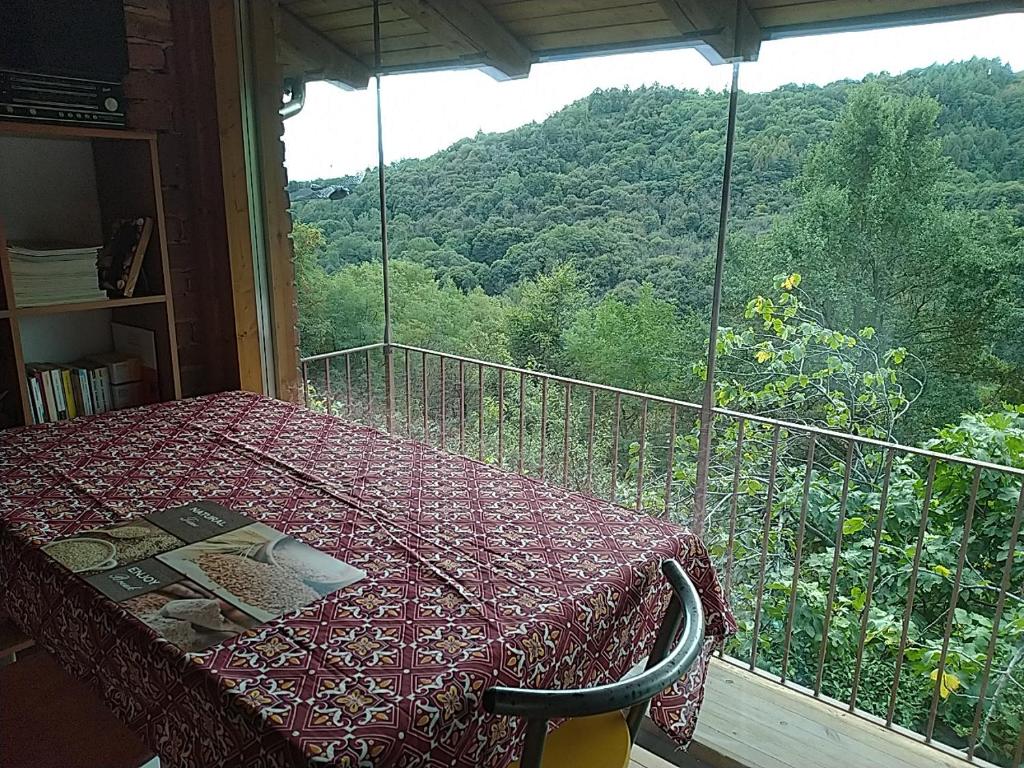 Habitación con mesa y vistas a la montaña en La stanza in collina en Manta