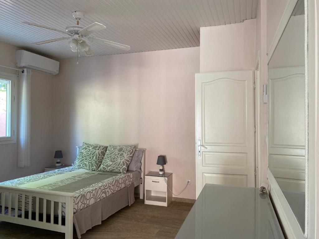 Postel nebo postele na pokoji v ubytování Villa avec piscine, vue sur mer, Rocher du Diamant