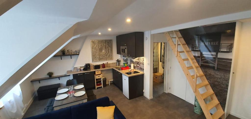 een woonkamer en een keuken met een ladder bij Le Deauvillais - Appartement Plein Centre - 4 pers - 2 mn plage - Idéal Famille in Deauville