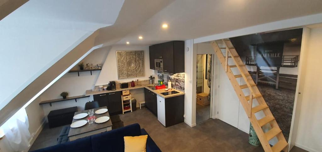 - une vue de tête sur un salon et une cuisine avec une échelle dans l'établissement Le Deauvillais - Appartement Plein Centre - 4 pers - 2 mn plage - Idéal Famille, à Deauville