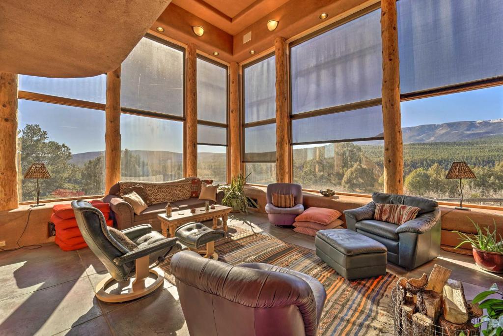 ClevelandにあるPeaceful New Mexico Retreat with Panoramic Mtn Viewsのリビングルーム(家具付)、大きな窓が備わります。