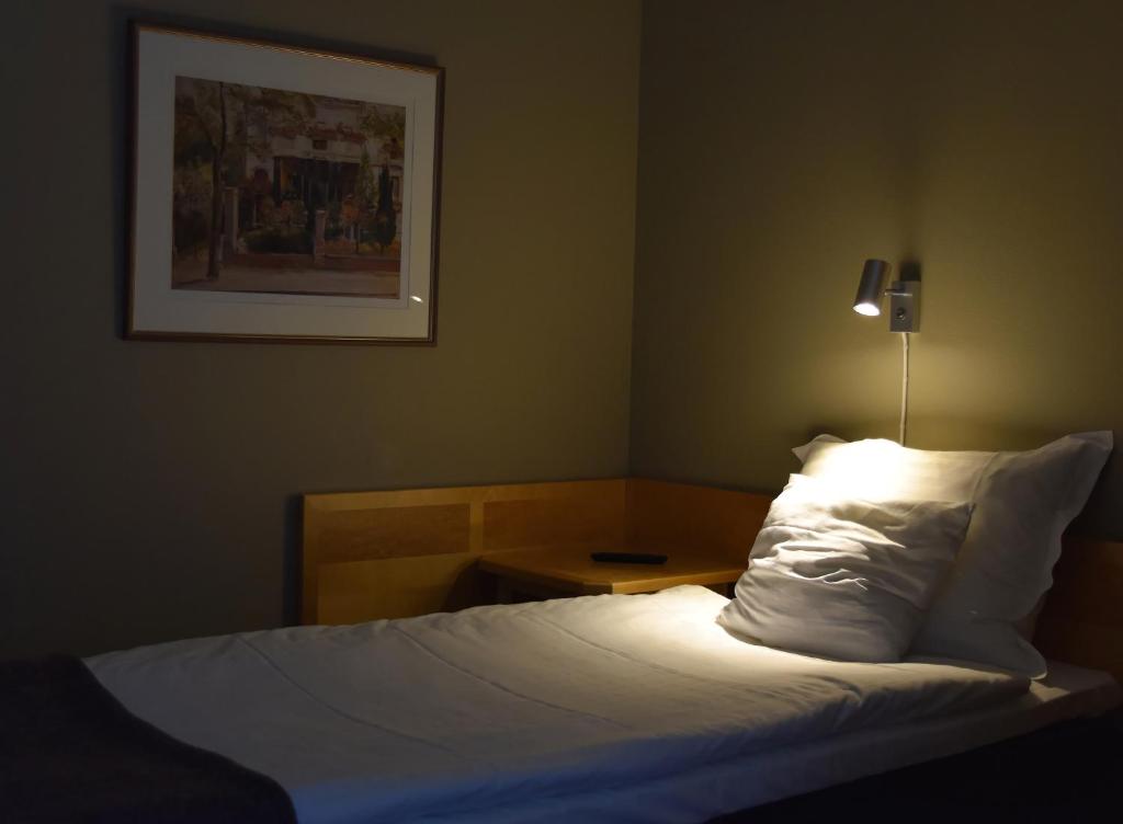 Postel nebo postele na pokoji v ubytování Stiftsgården Åkersberg