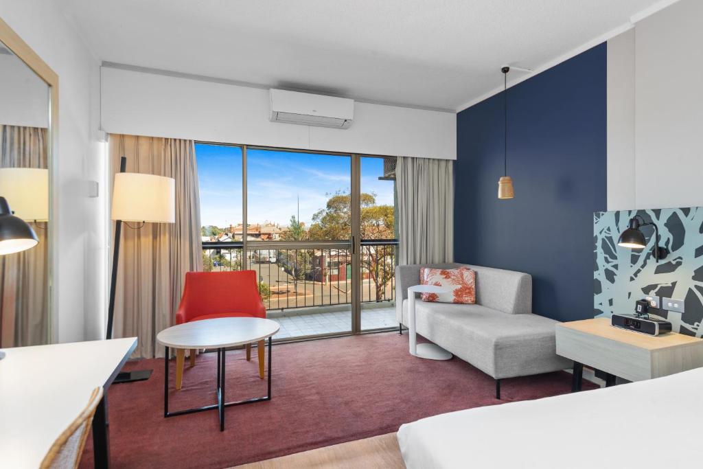 Postel nebo postele na pokoji v ubytování The Plaza Hotel Kalgoorlie