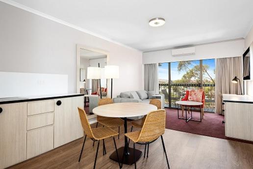 Kuchyň nebo kuchyňský kout v ubytování The Plaza Hotel Kalgoorlie