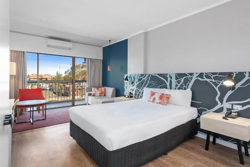Postel nebo postele na pokoji v ubytování The Plaza Hotel Kalgoorlie