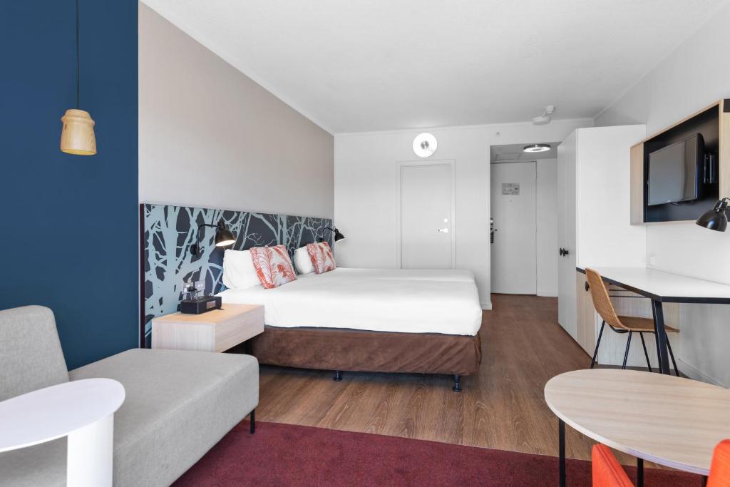 Postel nebo postele na pokoji v ubytování The Plaza Hotel Kalgoorlie