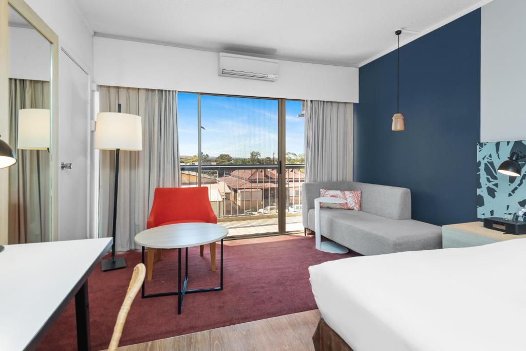 Postel nebo postele na pokoji v ubytování The Plaza Hotel Kalgoorlie