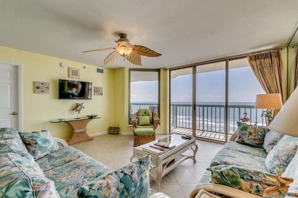Emerald Cove 7C - Tropical oceanfront spacious condo and outdoor hot tub