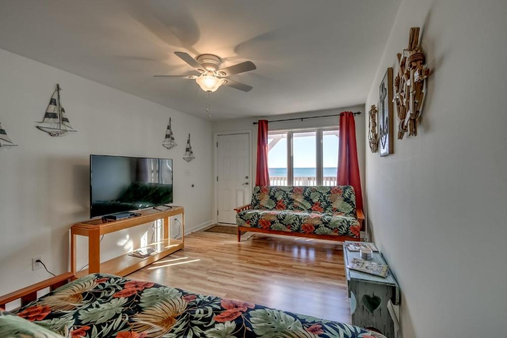 Mid Strand E - 3rd floor oceanfront condo with an oversized balcony and WiFi