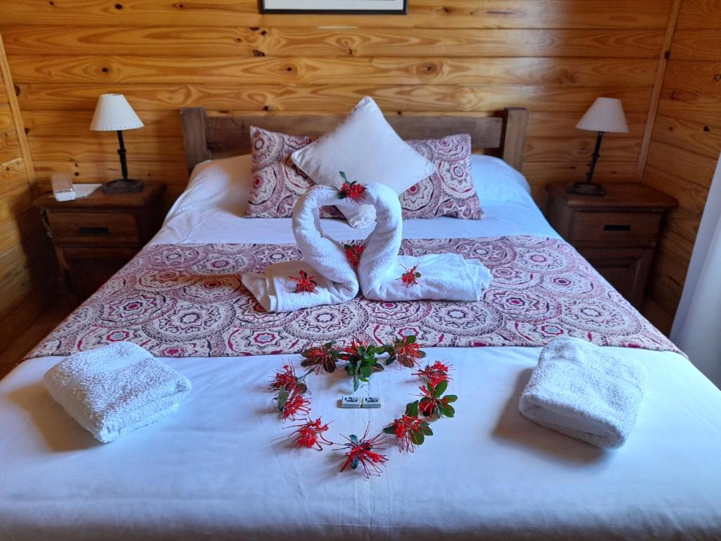 una cama con dos cisnes hechos de toallas en Complejo "Nahuel Pan " en El Chaltén