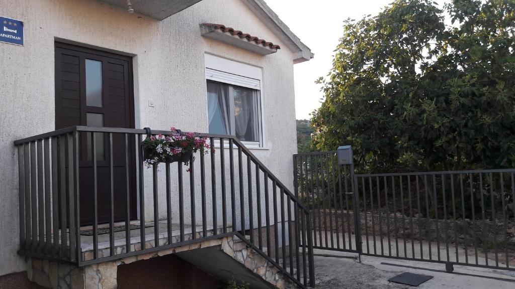 Cette maison dispose d'un balcon avec une porte et une fenêtre. dans l'établissement Apartment Branko-with parking, à Vinišće