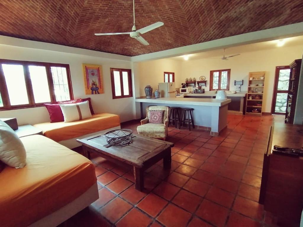 een woonkamer met een bank en een tafel bij Casa Maria en La Manzanilla in La Manzanilla