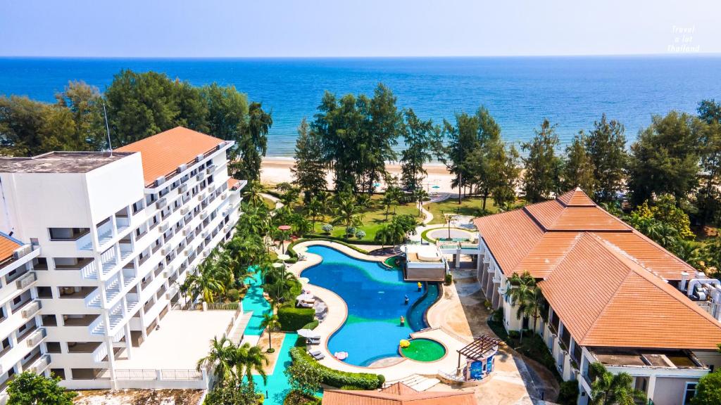 Bazén v ubytování Seapine Beach Golf and Resort Hua Hin nebo v jeho okolí