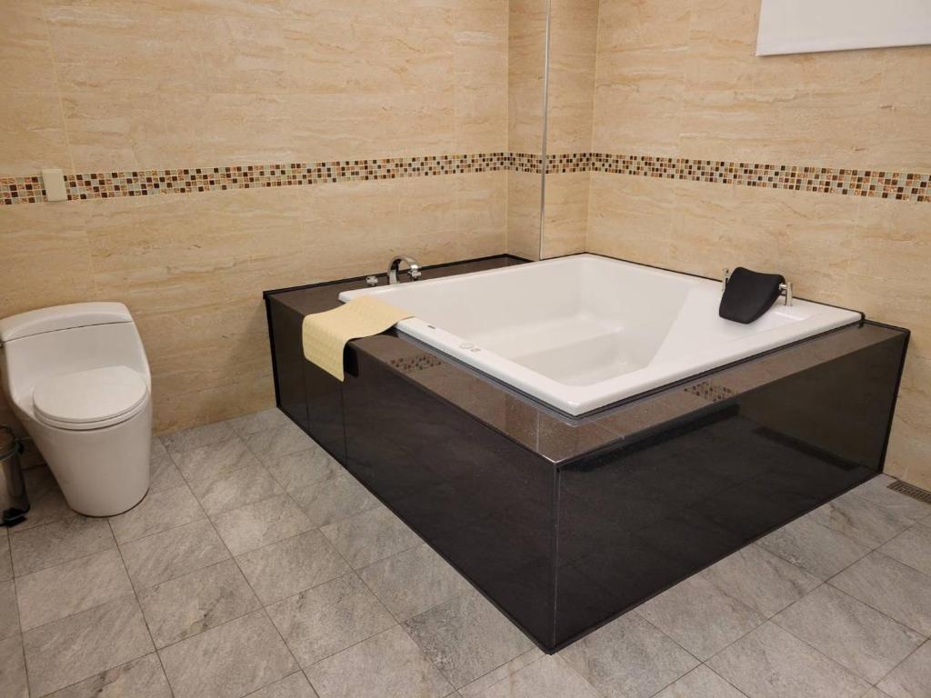 Koupelna v ubytování Golden Sands Motel