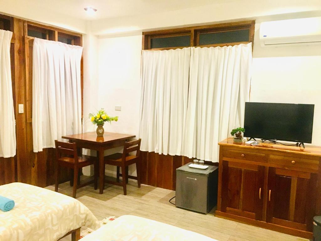 TV a/nebo společenská místnost v ubytování Pahiluna Guesthouse