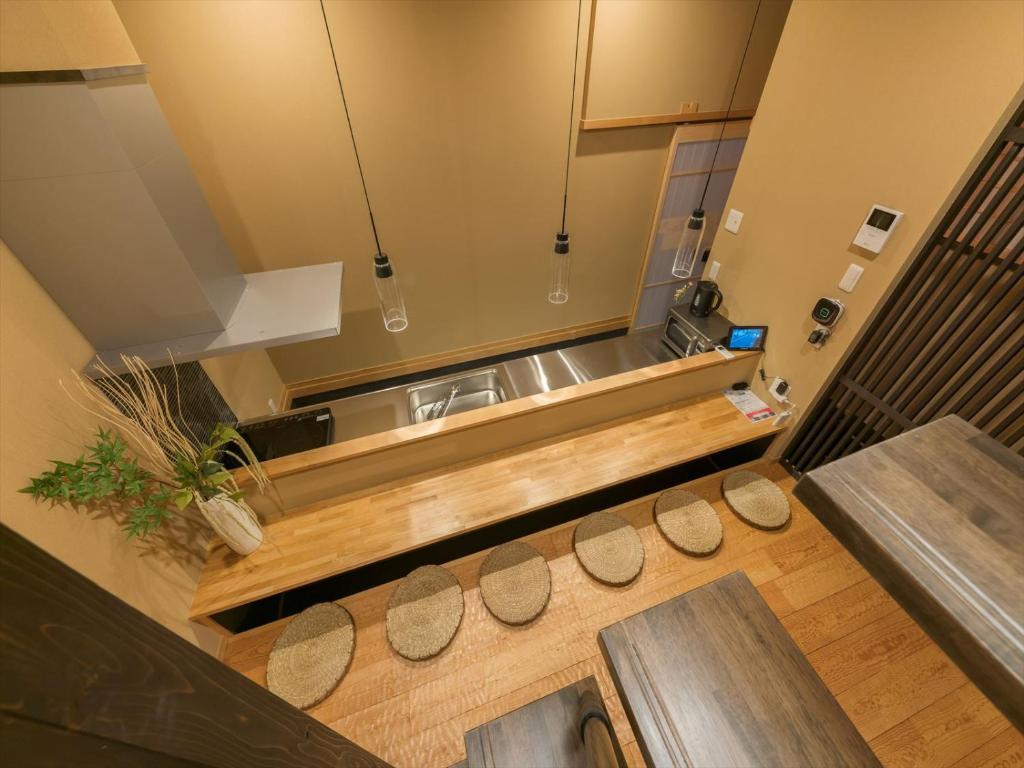 eine Küche mit einer Spüle und einer Theke mit Hausschuhen in der Unterkunft YADOYA 今戸 in Tokio