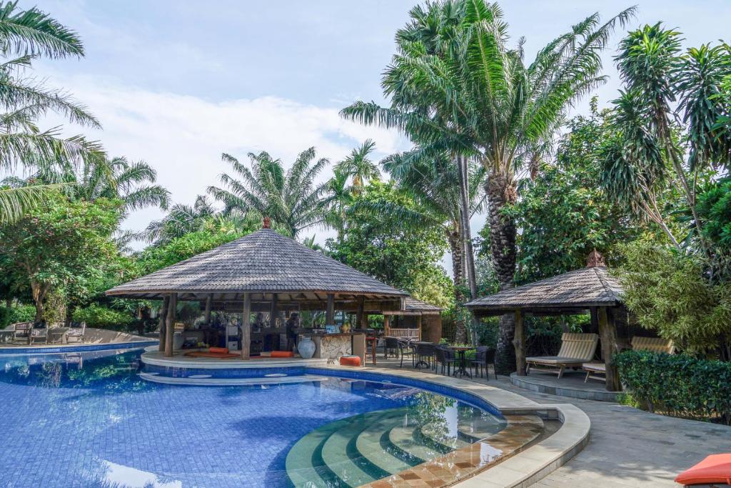 Bazén v ubytování Coconut Lodge Resort nebo v jeho okolí