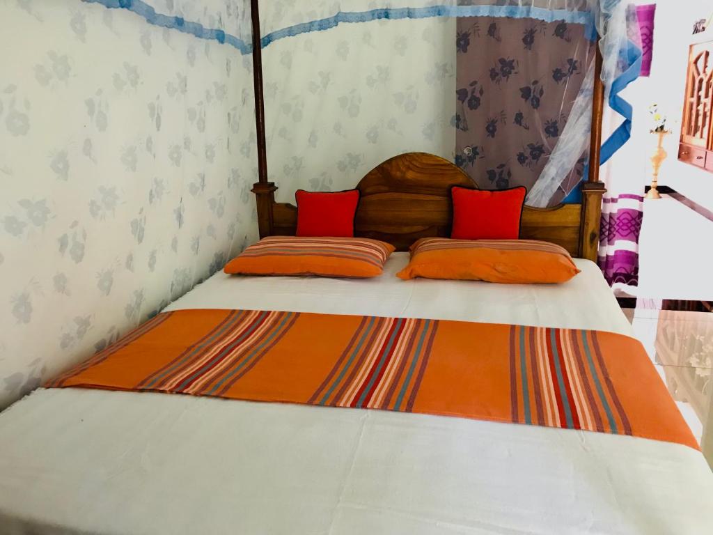 Postel nebo postele na pokoji v ubytování Charitha Rest