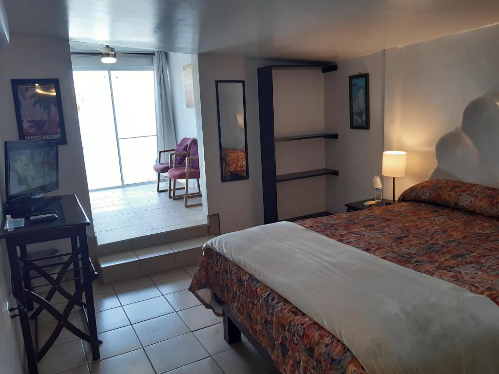 Habitación de hotel con cama y balcón en #7 Beach Front Private Room, en San Felipe