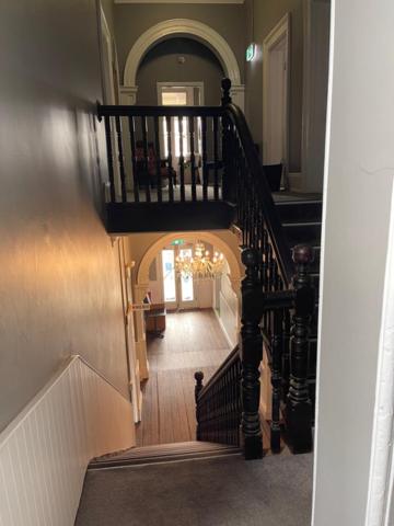 einen Blick über eine Treppe in einem Haus in der Unterkunft The Royal Mail Hotel Braidwood in Braidwood
