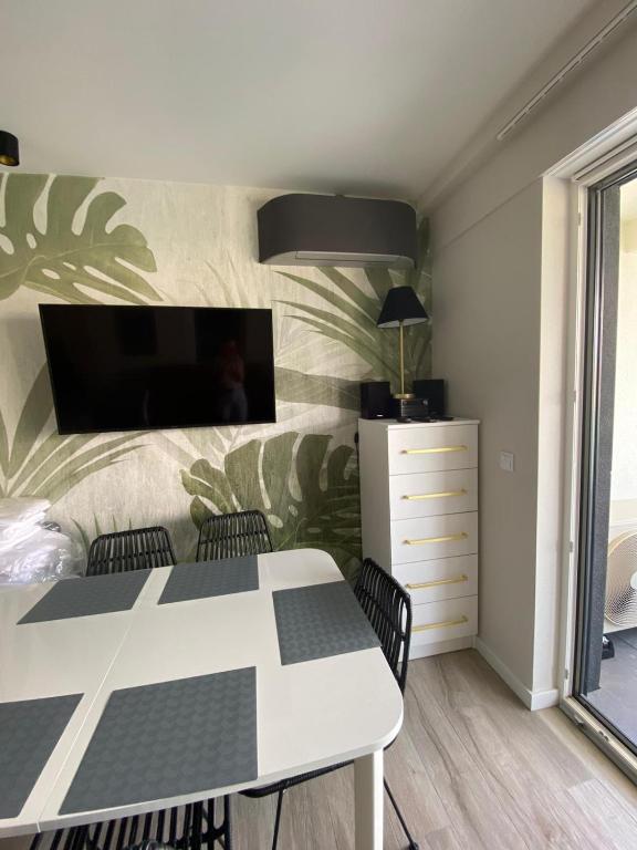 Televízia a/alebo spoločenská miestnosť v ubytovaní Piekny apartament przy plaży