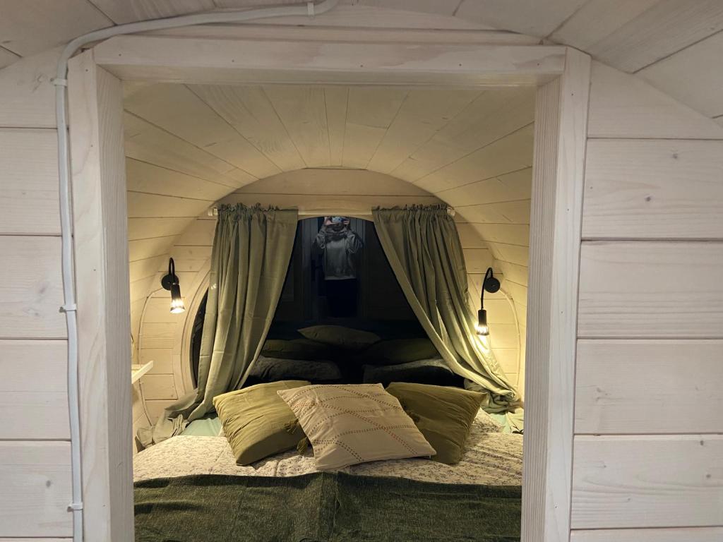 A bed or beds in a room at Beczki Pod Lasem