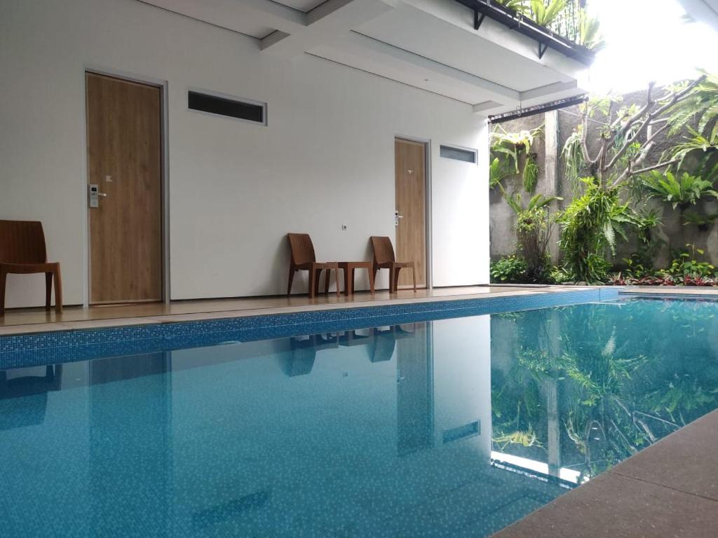 Bazén v ubytování Rion Hostel Bogor nebo v jeho okolí