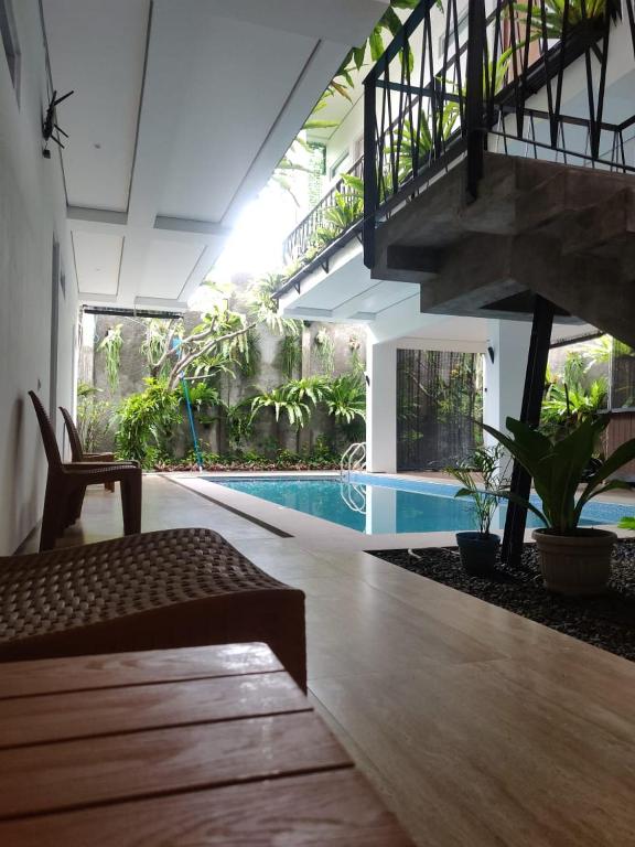 Bazén v ubytování Rion Hostel Bogor nebo v jeho okolí
