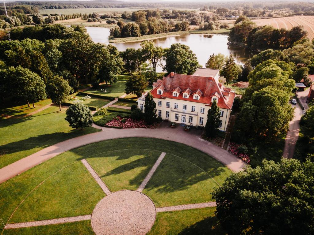 eine Luftansicht eines großen Anwesens mit einem großen Haus in der Unterkunft Gut Gremmelin in Gremmelin