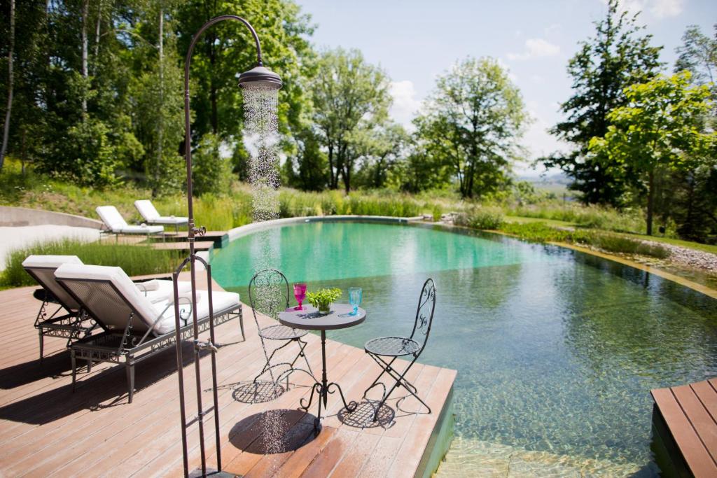 Bazén v ubytování Chateau Mcely nebo v jeho okolí