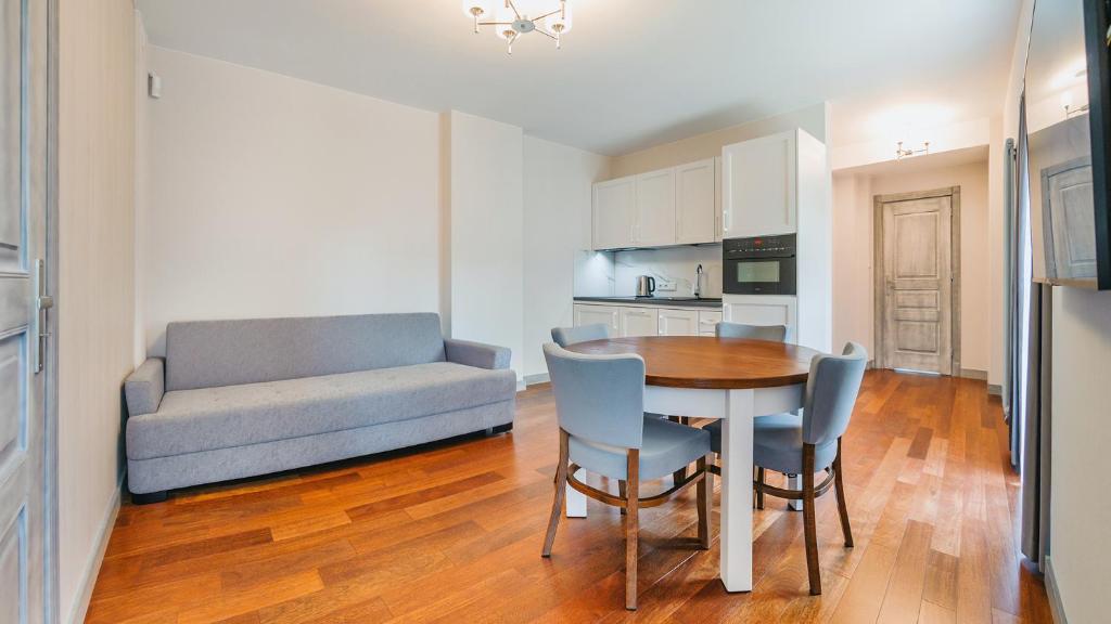 Kuchyňa alebo kuchynka v ubytovaní Apartamenty Sopockie Błonie