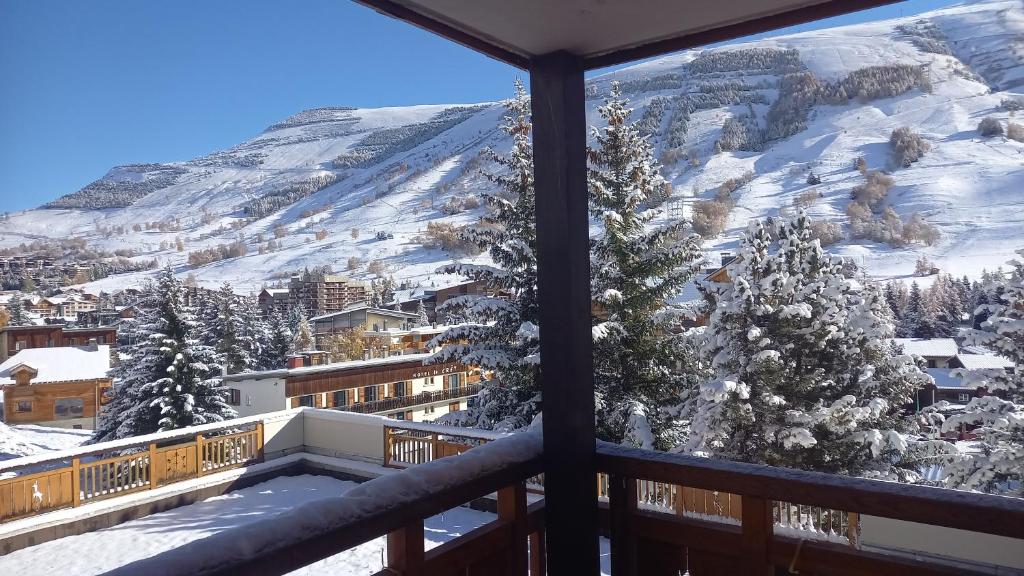 d'un balcon offrant une vue sur une montagne enneigée. dans l'établissement STUDIO 4 personnes - 19m2 plus terrasse- Le pluton, à Les Deux Alpes
