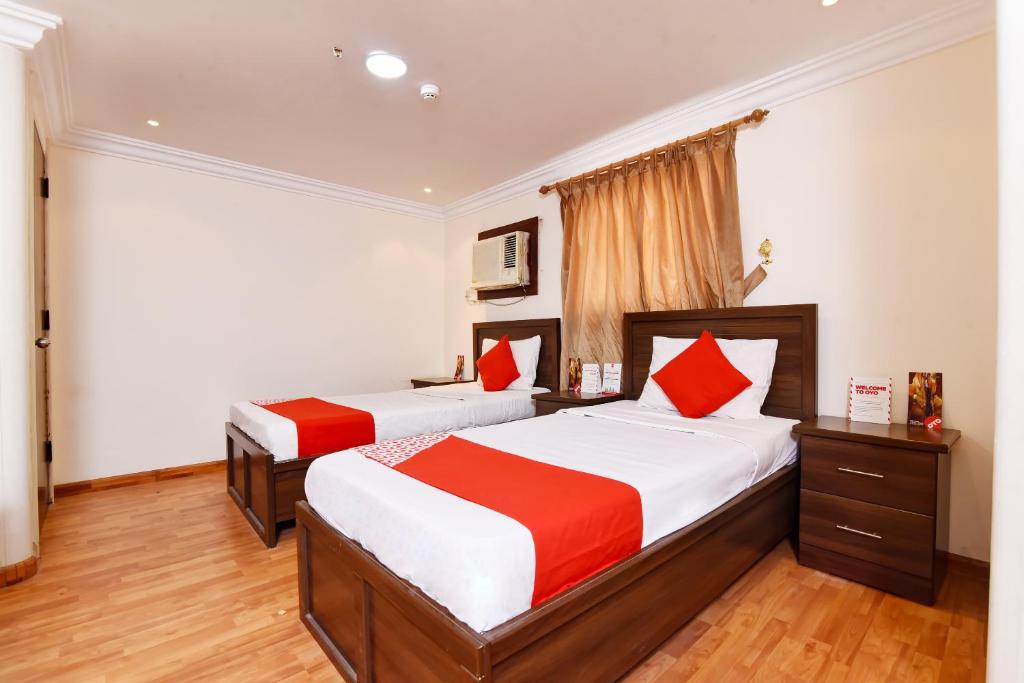 A bed or beds in a room at OYO 416 Bonais Hotel