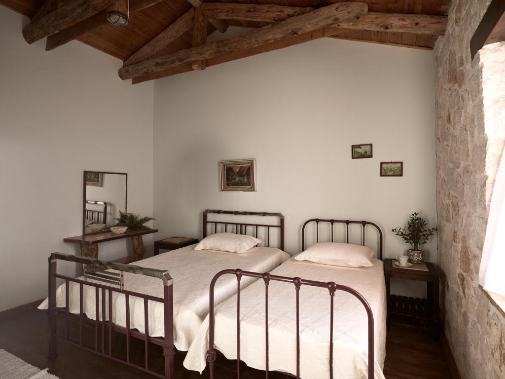 Postel nebo postele na pokoji v ubytování Vafias Villa - Tranquil Location, Ideal for Large Groups, by ZanteWize