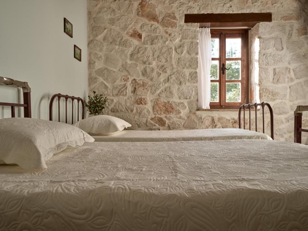 Postel nebo postele na pokoji v ubytování Vafias Villa - Tranquil Location, Ideal for Large Groups, by ZanteWize