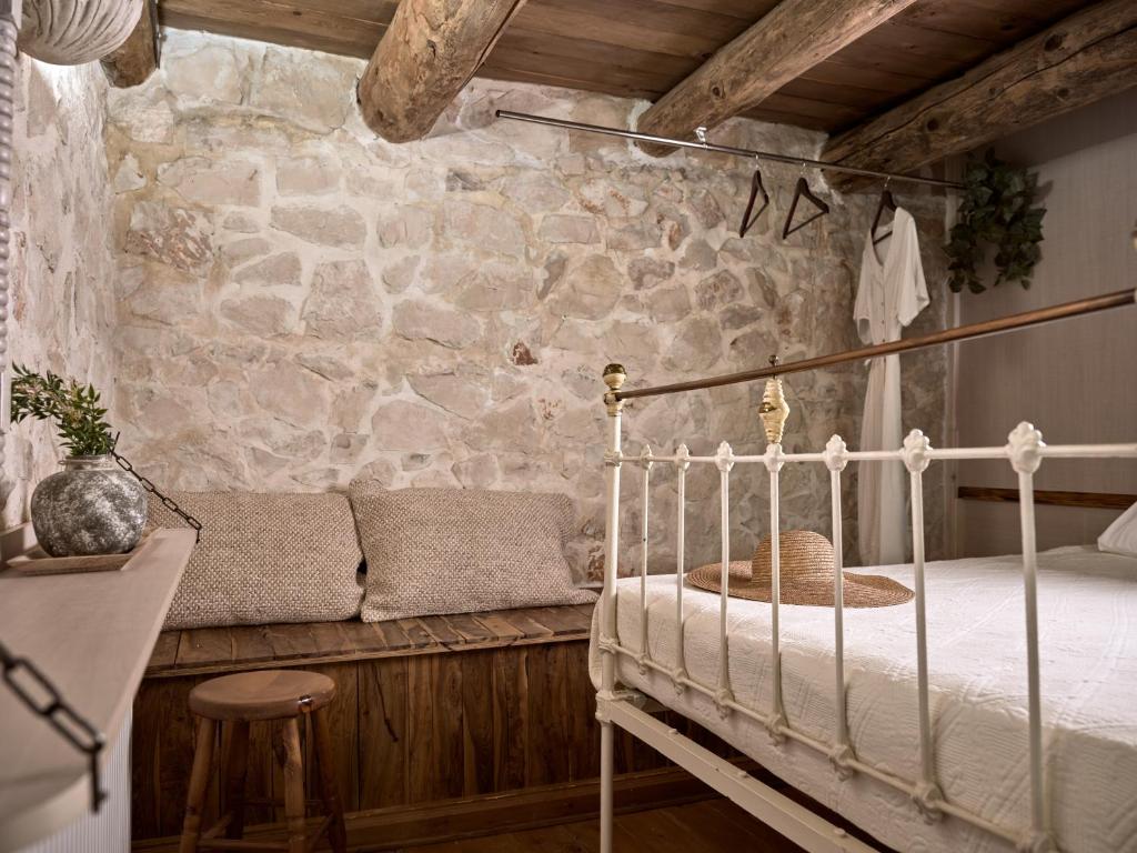 Postel nebo postele na pokoji v ubytování Vafias Villa - Tranquil Location, Ideal for Large Groups, by ZanteWize