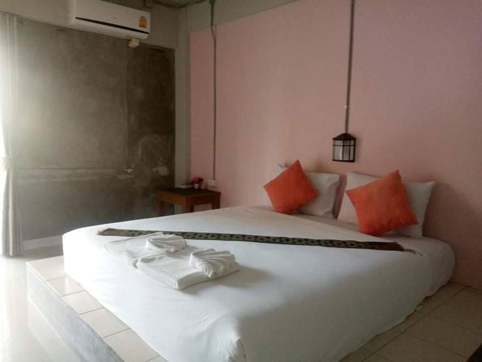 Postel nebo postele na pokoji v ubytování The Guest Hotel Krabi