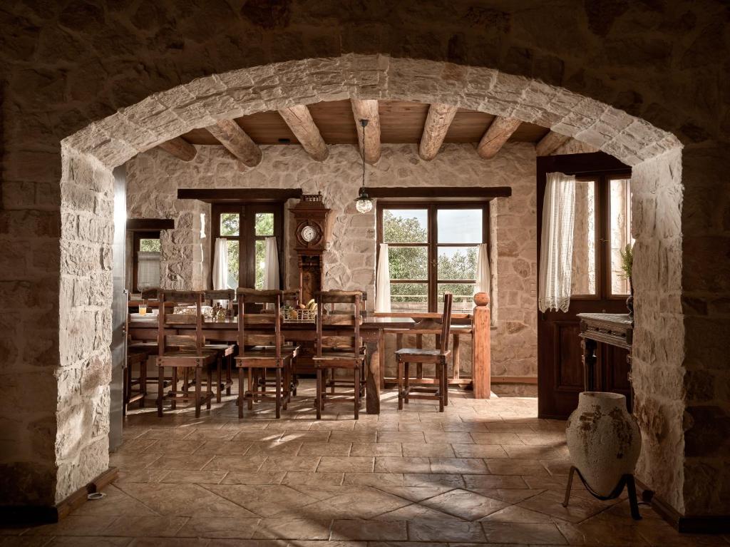Restaurace v ubytování Vafias Villa - Tranquil Location, Ideal for Large Groups, by ZanteWize