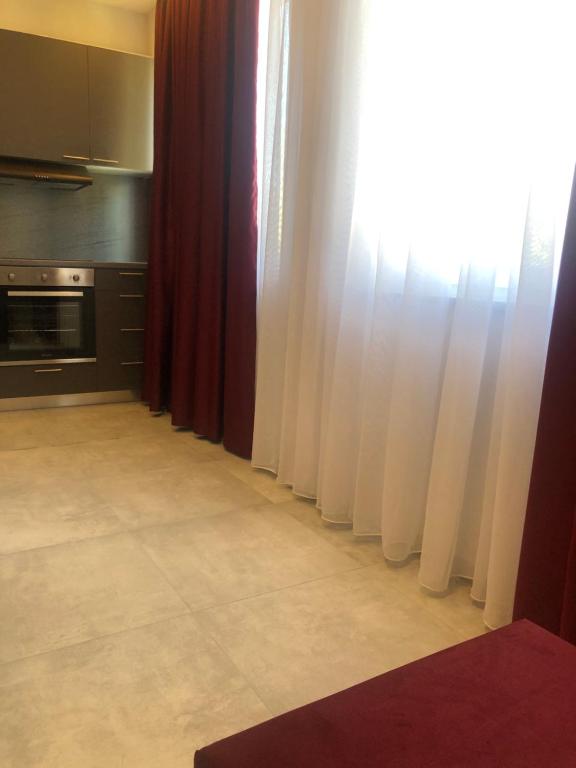 uma cozinha com cortinas brancas e uma cozinha com em LUXURY VASKO SUITES 2 em Tessalônica