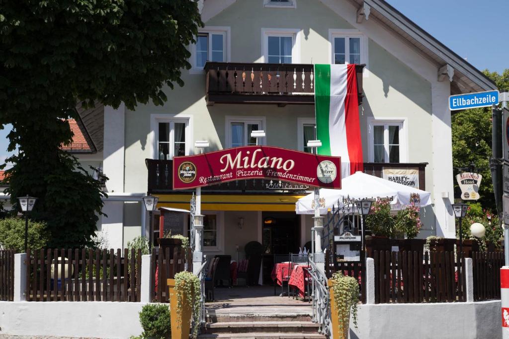 um restaurante com uma placa em frente a um edifício em Hotel Ristorante Milano em Bad Tölz